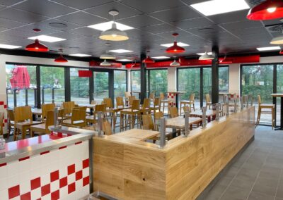 ROKA realizes a freestander for FIVE GUYS with the QUB® system