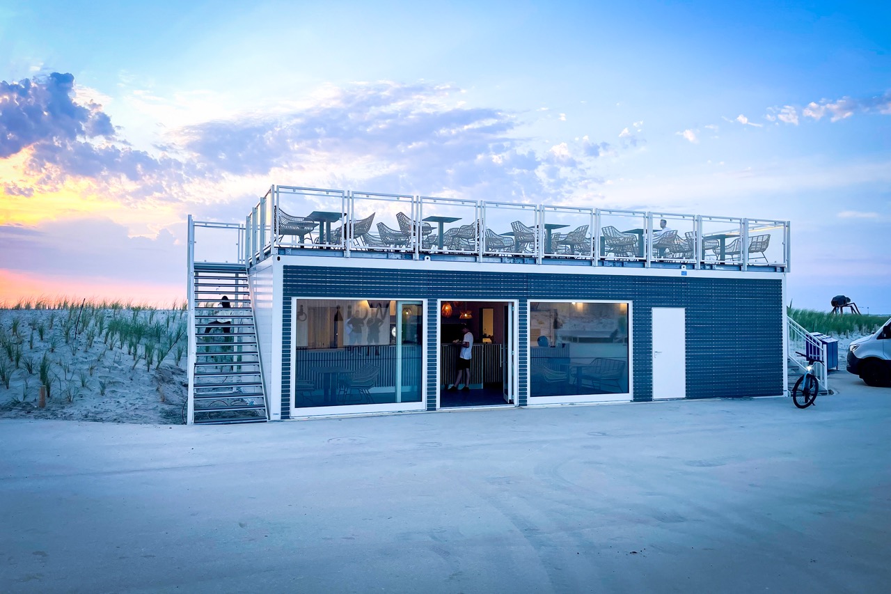 Installation de conteneurs QUB® pour la restauration comme bar de plage avec terrasse sur le toit.