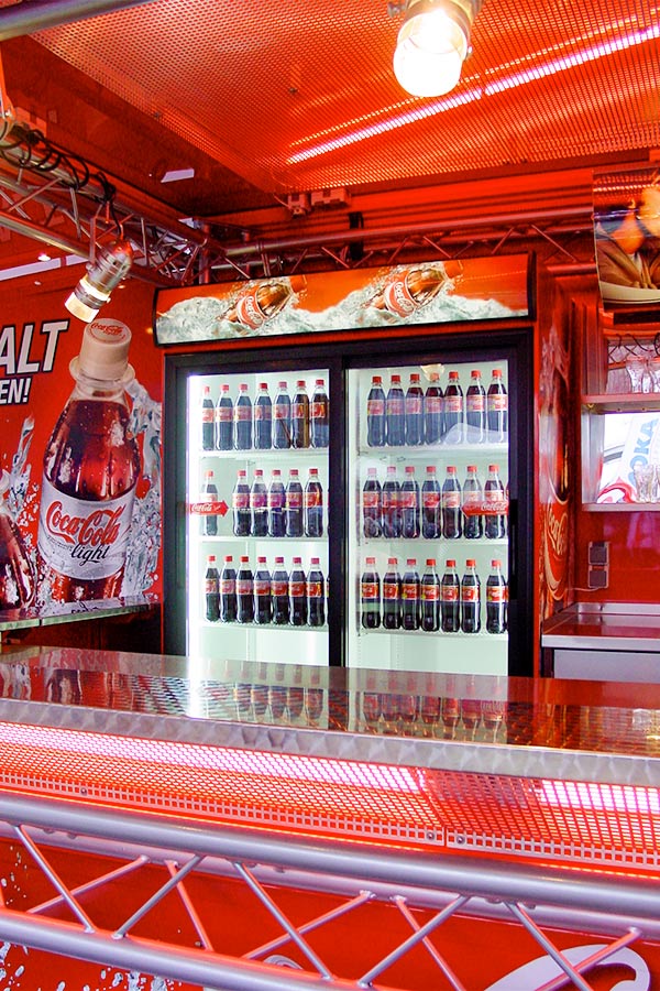 Coca Cola Promotionfahrzeug für Getränkeverkauf.