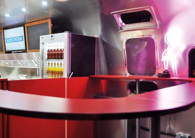 Salle de restaurant dans un camion-restaurant Airstream