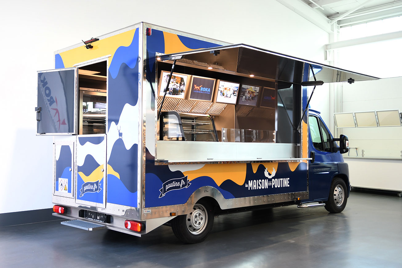 Blauer Food Truck Detroit für französisches Poutine-Konzept.