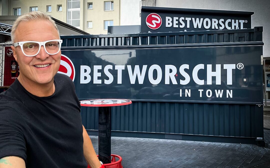 Lars Obendorfer, fondateur de Best Worscht In Town, devant son conteneur ROKA.