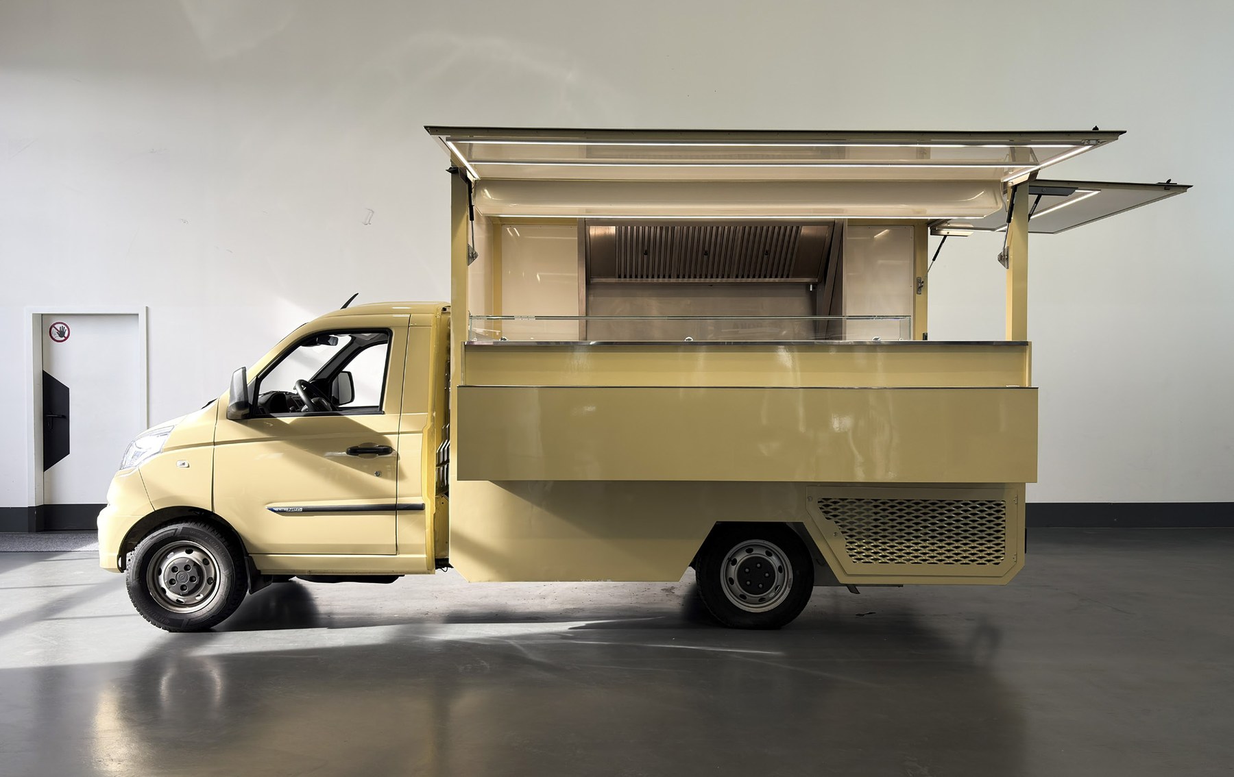 Kleiner gebrauchter Food Truck mit Imbissausstattung.