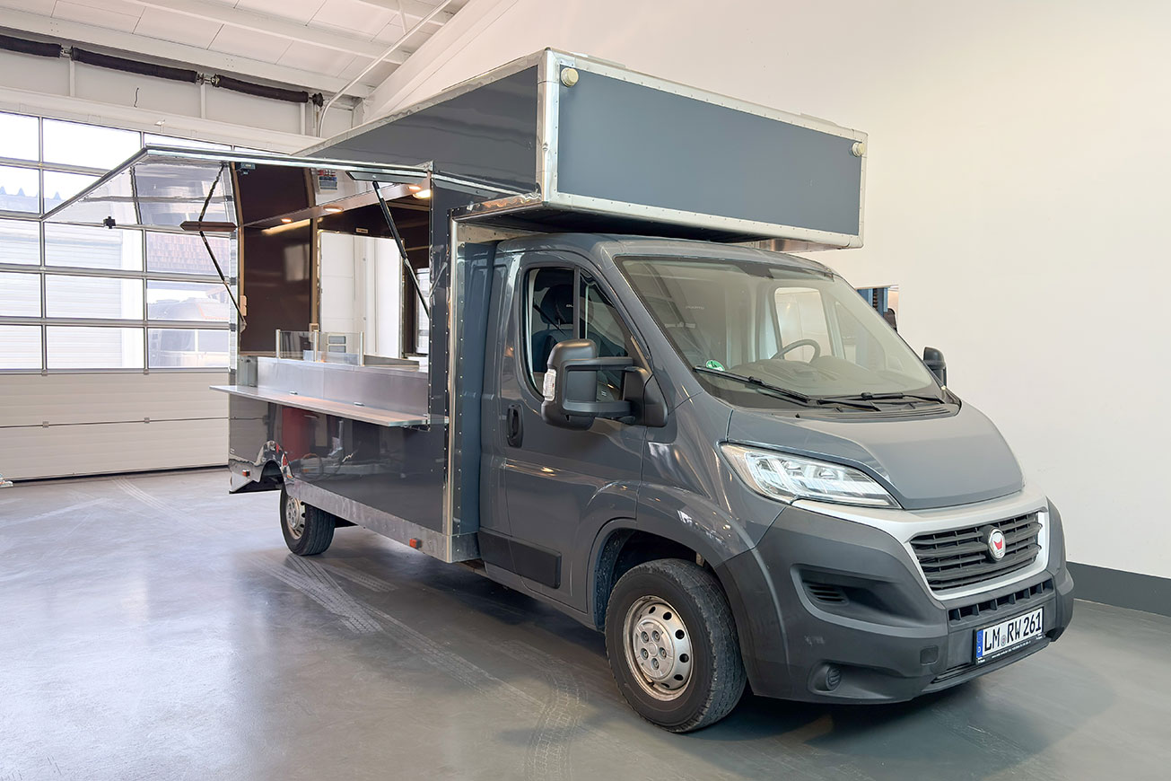 Acquista un food truck usato direttamente dal produttore. Camioncino grigio su base Ducato.