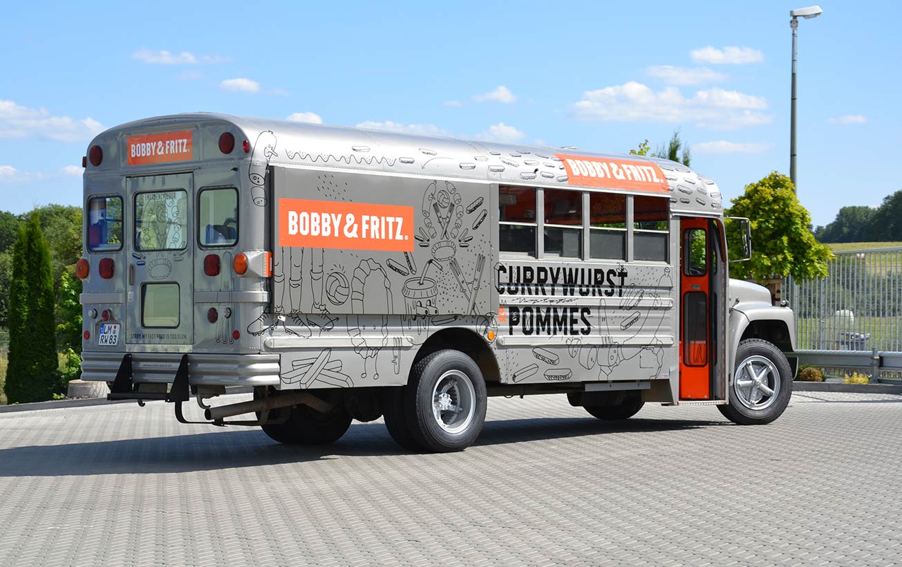 Amerikanischer Schulbus mit Food-Truck-Ausbau.