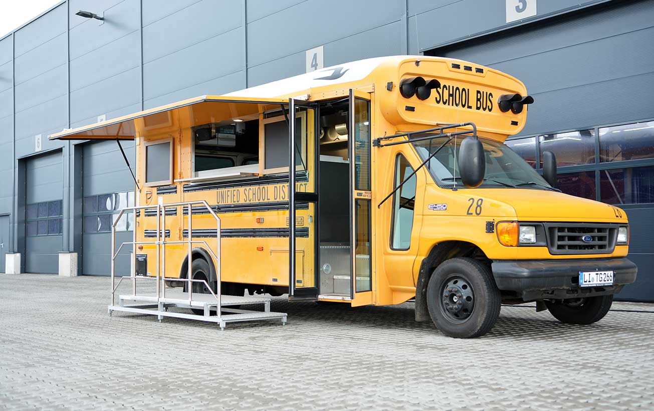 US Schulbus wurde zum Foodtruck umgebaut.